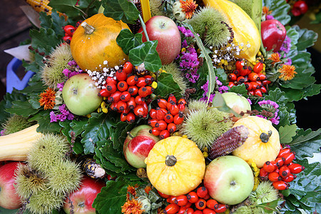 与水果和鲜花的秋天安排甜点蔬菜核桃圆形季节收成食物榛子图片