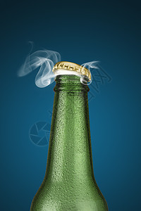 冰冰啤酒酒精口渴啤酒厂茶点瓶子食欲金属酒吧啤酒蓝色图片