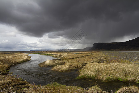 冰岛南部一条河流的戏剧性全景图片