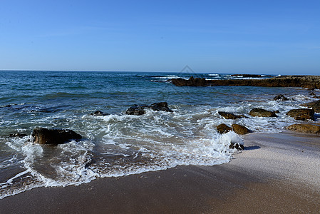 海滩石头天空旅游海岸岩石蓝色海洋海岸线支撑地平线图片