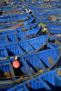 漂亮的蓝色船码头泊位海洋麦地甲板海岸支撑渔夫港口旅行图片