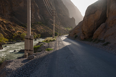 Bumpy山路沥青石头峡谷碎石车辆阳光岩石悬崖金属路线图片