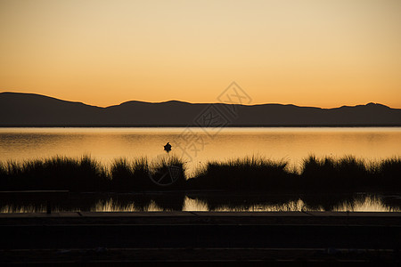 日落时的喀喀湖图片