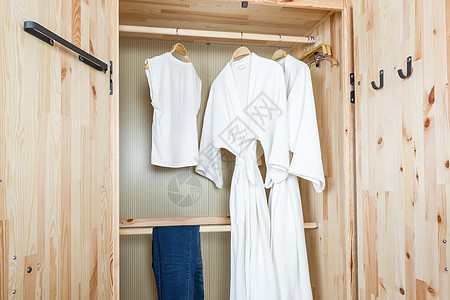 浴袍和衬衫 在木衣橱的裤子图片