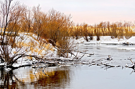 河流和下雪河边图片