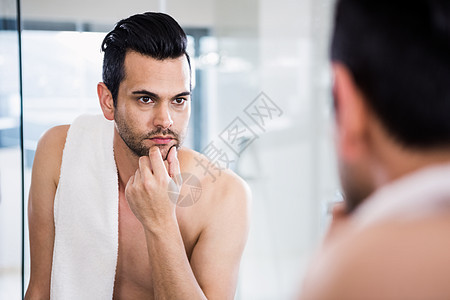英俊的人照镜子房子毛巾家庭镜子男人胡须浴室棕色公寓头发图片