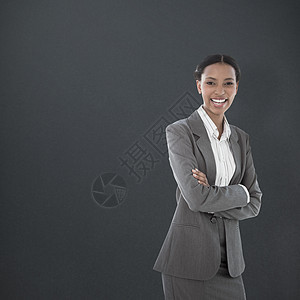 微笑的女商务人士跨过双臂站立画像综合图像工人女性公司女士灰色双手黑发商业快乐职业图片