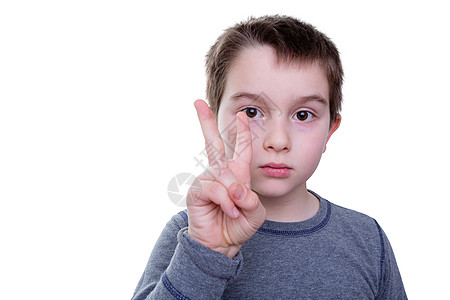 双手指举起两只手指的重男孩图片