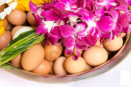 新鲜的鸡蛋和鲜花在碗里图片