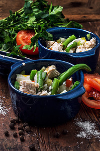 在一个陶瓷锅里煮的蔬菜炖菜维生素食谱食物沙锅桌子午餐香菜洋葱平底锅盘子图片