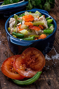 在一个陶瓷锅里煮的蔬菜炖菜牛肉午餐食谱沙锅洋葱香菜草本植物盘子维生素土豆图片