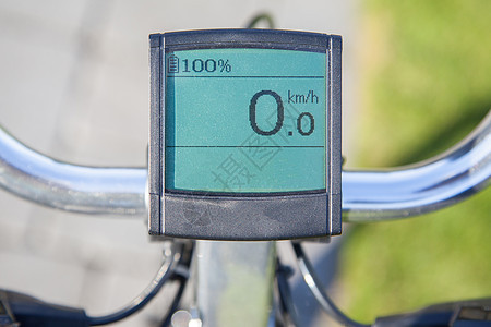 太阳下显示电动自行车杂交种速度运动电池旅游旅行机动化力量展示技术图片