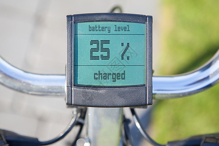 太阳下显示电动自行车旅行技术运动游览杂交种力量轮子旅游电池速度图片