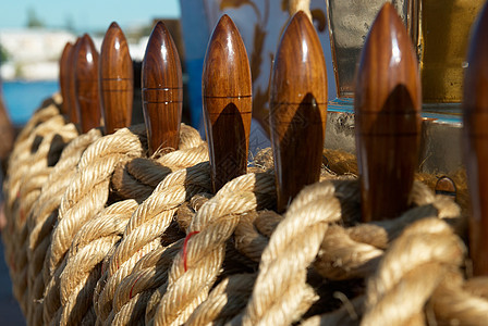 游艇的绳索和钩子旅行帆船架子木头船运索具电缆棕色航海巡航图片