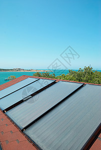 屋顶上的太阳能电池板玻璃电气房子建筑晴天瓷砖力量蓝色生态集电极图片
