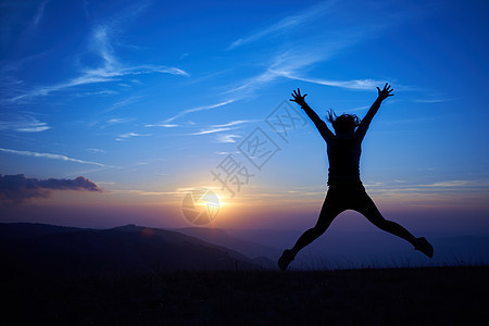 跳跃年轻女性的休眠假期阳光生活身体自由热带日落旅行运动蓝色图片