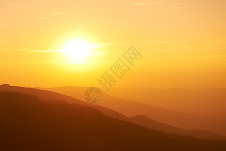 山上美丽的日落土地地平线场景天堂国家农村天空橙子薄雾晴天图片