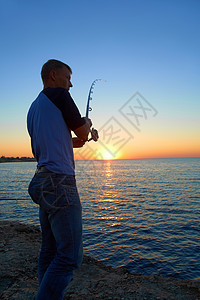 日落时渔民鱼天空活动闲暇铸件成人蓝色男人假期垂钓者娱乐图片