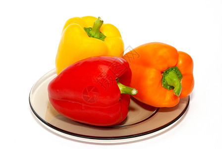三色辣椒 盘子上的白色背景黄色团体胡椒红色食物燃烧豆类蔬菜宏观香料图片