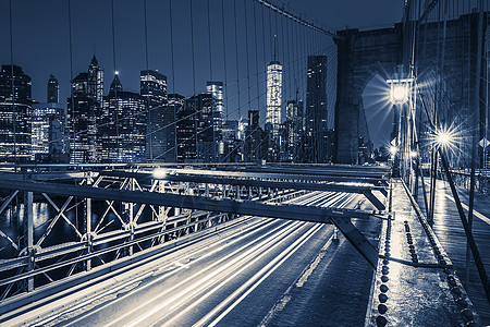 布鲁克林桥在晚上景观市中心摩天大楼建筑交通运输办公室汽车旅行地标图片