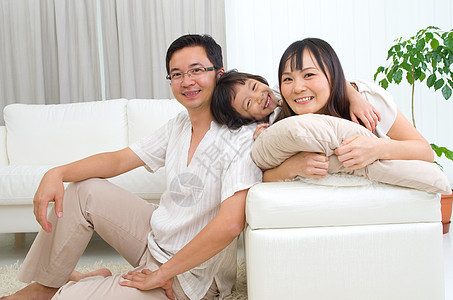 亚裔家庭相机女儿微笑男人乐趣丈夫父母喜悦拥抱快乐图片
