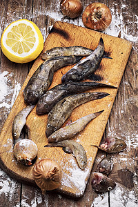 生鱼烹饪食物洋葱钓鱼产品蟾蜍白色面粉砧板鞭子图片