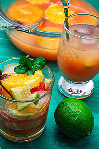 热带水果果实中的新鲜榨汁液体营养柠檬玻璃果汁食物甜点薄荷果味饮料图片