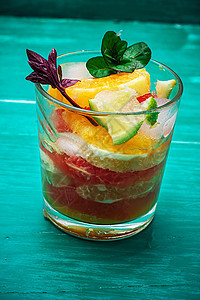 热带水果果实中的新鲜榨汁玻璃液体饮料果味甜点薄荷柠檬食物果汁营养图片