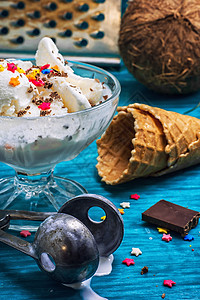 碗中椰子冰淇淋和两杯松饼圣代产品杯子巧克力小吃味道美食青色坚果水果图片