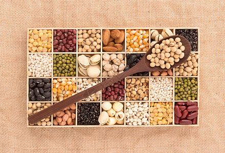 将豆子和扁豆用木制勺子配木箱马植物花生食物厨房豆类粮食谷物营养大豆种子图片