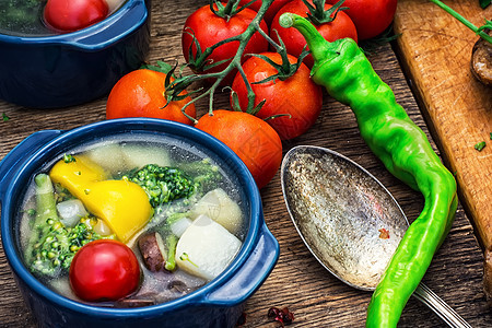 夏季汤和新鲜蔬菜香料草本植物辣椒洋葱乡村香菜盘子肉汤平底锅美食图片