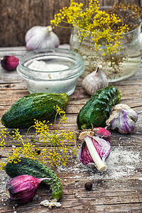 咸黄瓜收成美食叶子盐渍玻璃小吃胡椒草本植物季节食物图片