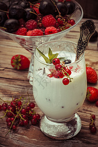 冰淇淋加新鲜水果香草浆果玻璃圣代季节性覆盆子味道食物甜点奶油图片