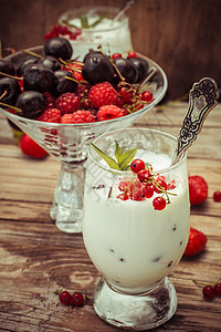 冰淇淋加新鲜水果覆盆子酸奶甜点圣代醋栗浆果奶油季节性玻璃香草图片