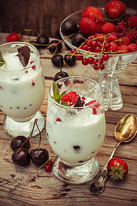冰淇淋加新鲜水果玻璃季节性甜点醋栗酸奶食物圣代覆盆子浆果香草图片