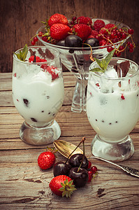 冰淇淋加新鲜水果季节性酸奶奶油醋栗甜点浆果味道食物玻璃香草图片