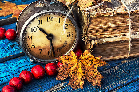 秋秋季死生小时季节手表晴天木头森林桌子橙子快乐钟表图片