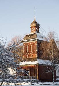 瑞典诺德马林教堂大楼桦木蓝色时间天空树木尖顶建筑红色背景图片