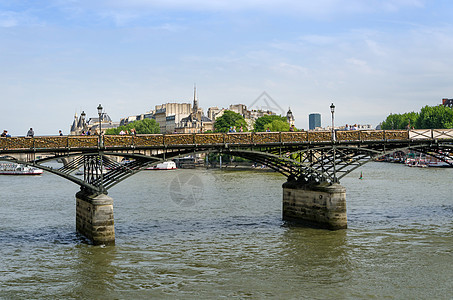 巴黎塞纳河对面的巴黎塞纳河艺术或艺术大桥图片