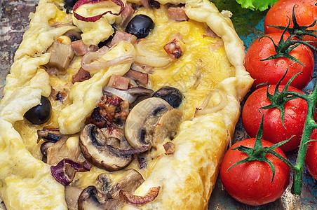 披萨是非正常形状长长的比萨饼蔬菜食物白色午餐脆皮小吃面团图片