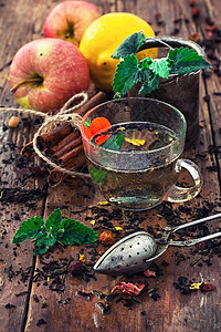 酿茶茶花瓣勺子肉桂棒液体饮料茶碗茶点植物桌子香味图片