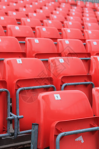 体育场的空红色座位竞技场剧院水平运动塑料椅子数字民众长椅足球图片