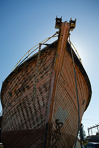 旧木材船弓血管运输航海支撑沿海木头钓鱼天空海岸线沉船图片