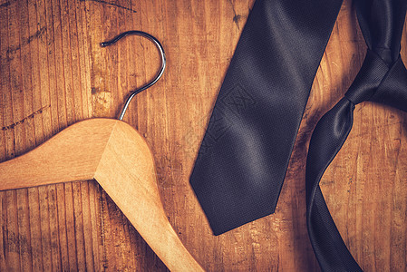 高级黑领带和布衣衣衣架纺织品套装商业男性黑色物品正装领结桌子丝绸背景图片