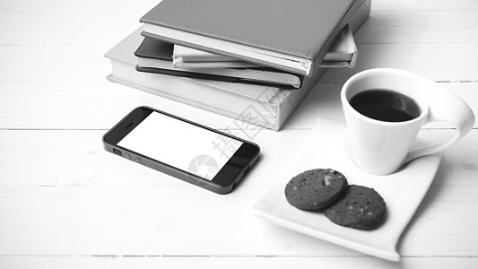 咖啡杯加饼干 手机和书卷黑白可乐咖啡网络杯子办公室桌子细胞钥匙电话眼镜工作背景图片