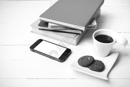 咖啡杯加饼干 手机和书卷黑白可乐钥匙细胞杯子电话咖啡办公室工作网络桌子眼镜背景图片