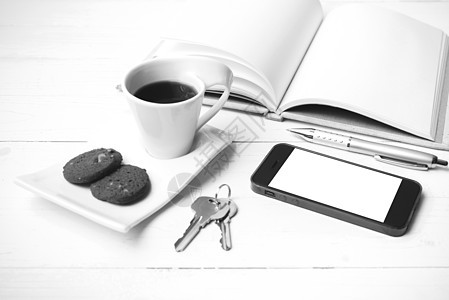咖啡杯加饼干 手机 笔记本和主要黑白co咖啡办公室网络眼镜电话桌子钥匙工作细胞杯子背景图片