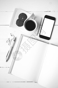 咖啡杯加饼干 手机 笔记本和主要黑白co咖啡细胞网络电话桌子杯子眼镜工作办公室钥匙背景图片