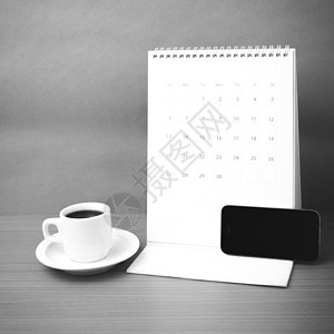 咖啡杯 电话和日历工作桌子杯子职场铅笔咖啡笔记办公室商业写作背景图片
