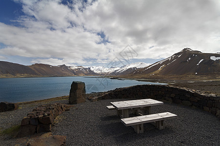 冰岛美丽的湖泊全景旁的木板凳图片